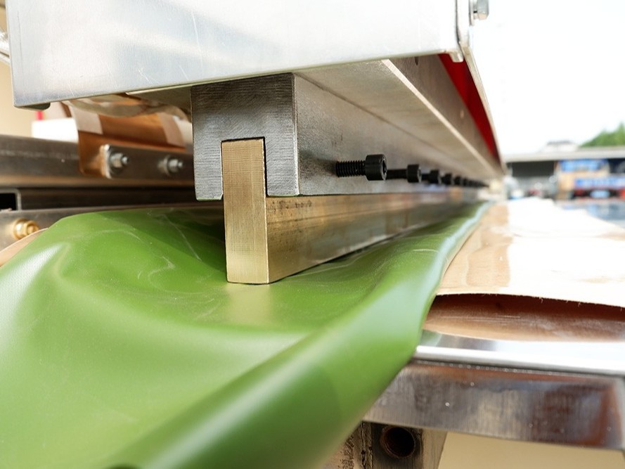 PVC夾網(wǎng)布高周波焊接機(jī) PVC夾網(wǎng)布焊接機(jī)