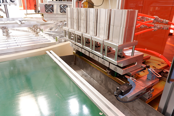 自動(dòng)沖飛機(jī)孔裝置 自動(dòng)沖飛機(jī)孔裝置