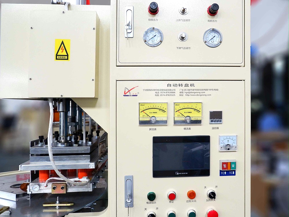 三工位自動(dòng)轉(zhuǎn)盤高周波熔斷機(jī) 三工位自動(dòng)轉(zhuǎn)盤高周波熔斷機(jī)